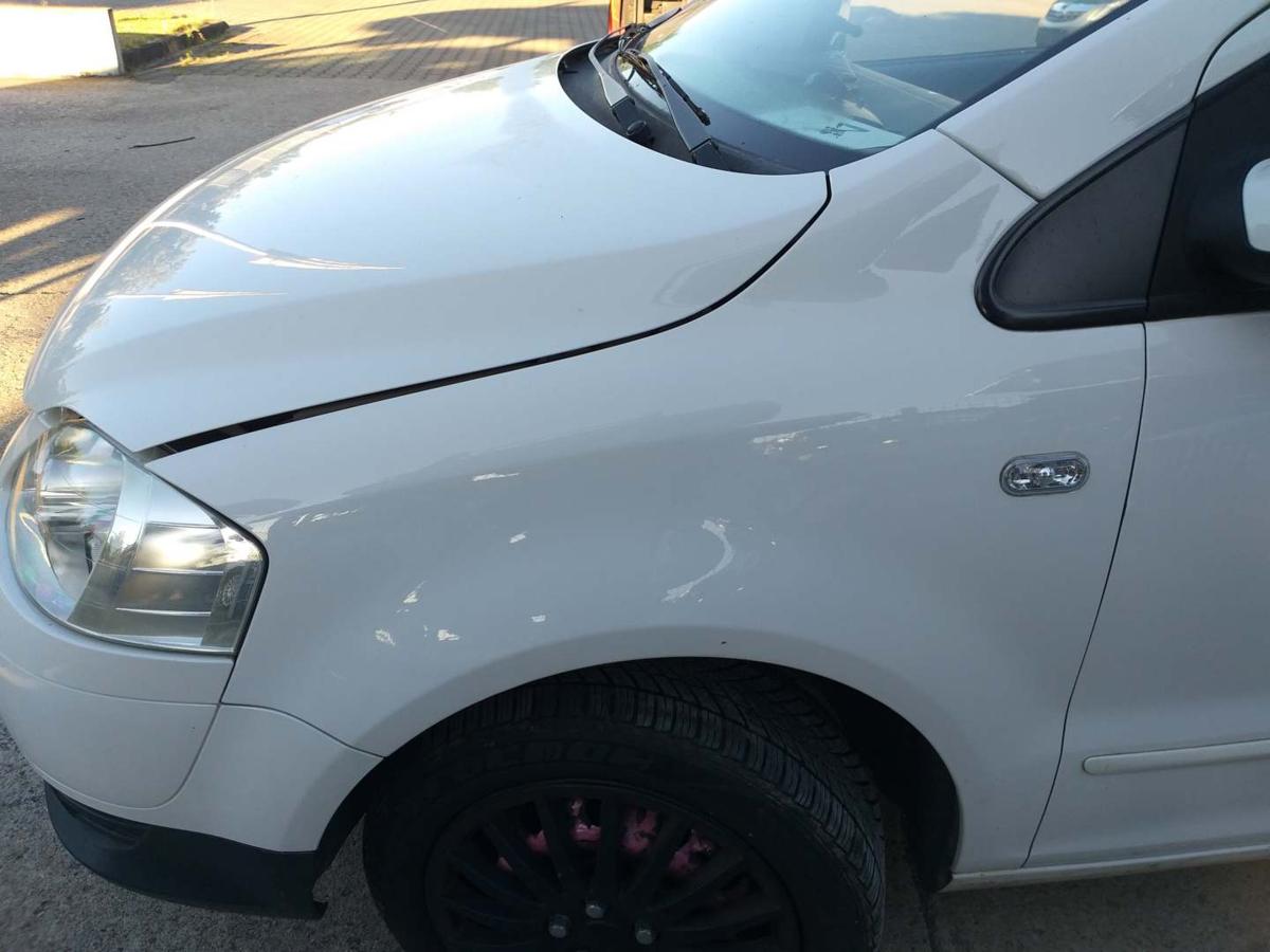 VW Fox original Kotflügel vorn links LB9A Candyweiss Bj.2010